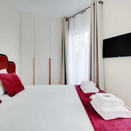 Parisian With Air Conditioning Eiffel Tower Apartment