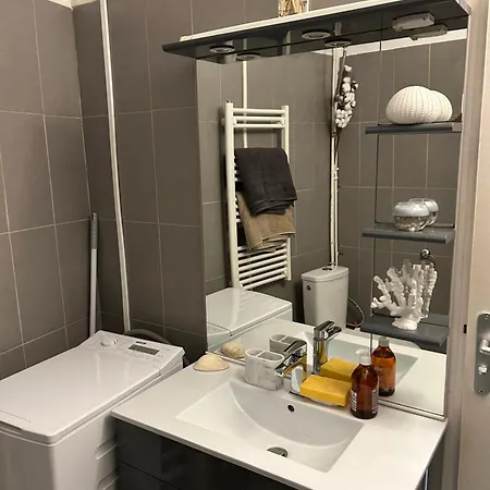 Grand Studio Entierement Renove Au Coeur De * Paris
