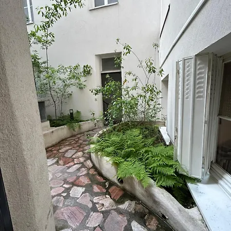 Appartement Grand Studio Entierement Renove Au Coeur De *