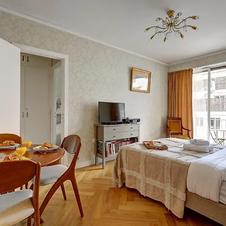 Eiffel Tower - 1br With Balcony - Cityapartmentstay *