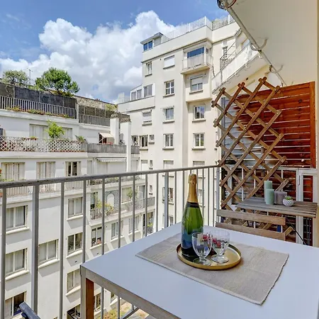Eiffel Tower - 1br With Balcony - Cityapartmentstay شقة *