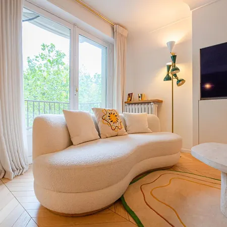 Luxury Flat Eiffel Tower View Апартаменты *