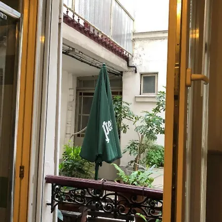 Cozy Nest In Montmartre Paris