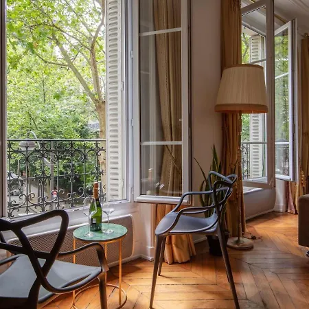Charming French Style With Eiffel Tower View Prime Location Near Attractions *