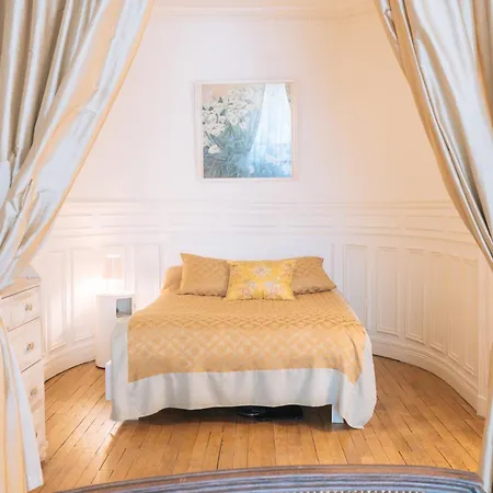 Luxurious 4 Bedroom Next To The Eiffel Tower 아파트 파리