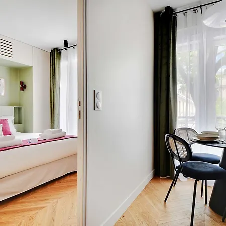 Parisian With Air Conditioning Eiffel Tower Apartment *