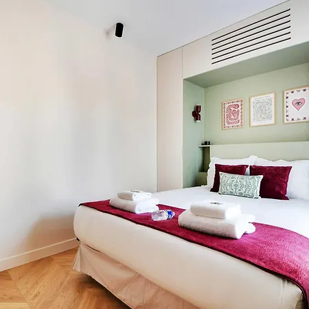 Parisian With Air Conditioning Eiffel Tower Apartment