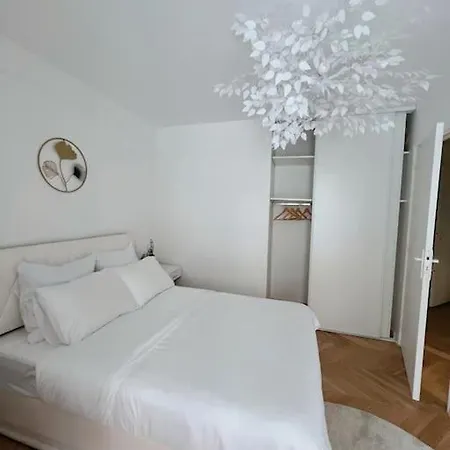 De Luxe Juste A Cote Des Champs-elysees Apartamento París