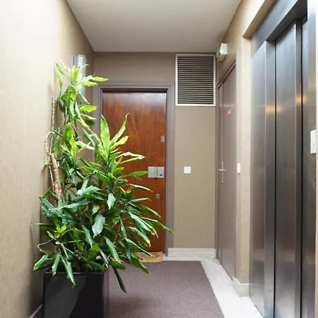 Rue De Longchamp - 16