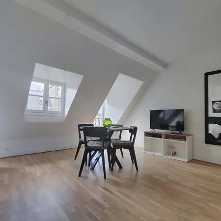 Apartment Rue De Berri - 8 *