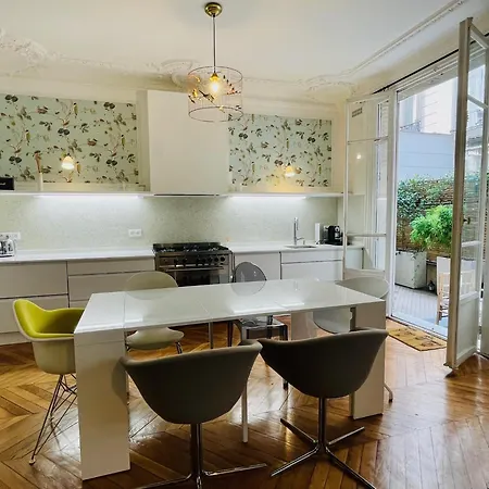 Comme Maison A Deux Pas De L'arc De Triomphe