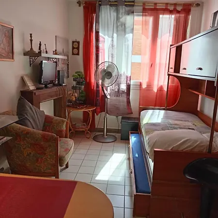 Appartement Pigalle Montmartre De 25 M2 - 2 Minutes De La Station Metro Pigalle - 2 Lits Simples Type Gigogne Pour 2 Personnes - Quartier Hypertouristique - Cabaret Moulin Rouge A 200 M, Cafe Aux Noctambules ,cabaret Chez Michou-restaurants-saunas *