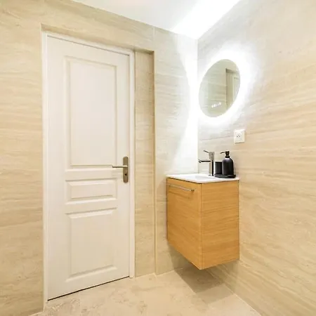 3 Personnes Proche Champs Elysees * Париж