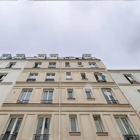 Barbes Buttes Chaumont Cosy Studio 2p