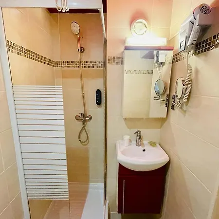 Hipotel Gambetta Republique 2* פריז