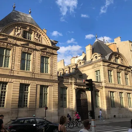 At Saint-paul, Le Marais Apartment *