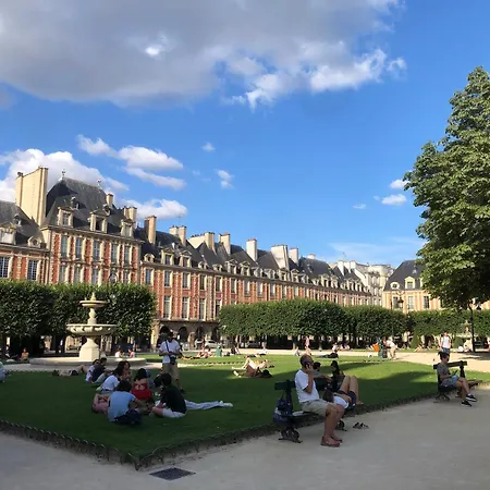 At Saint-paul, Le Marais Apartment Paris