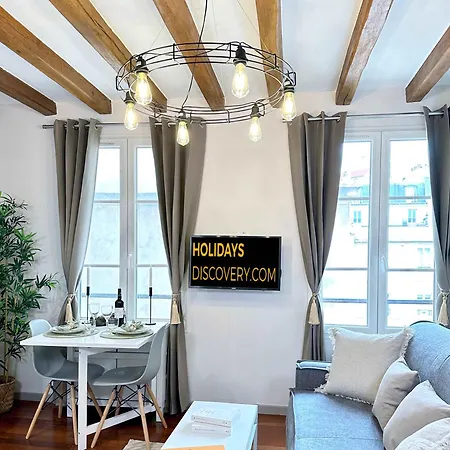 1579 - Eiffel Tower Gem, Stylish & Unique Apartment *