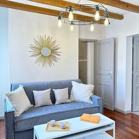 1579 - Eiffel Tower Gem, Stylish & Unique Apartment Paris