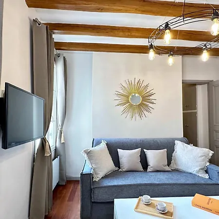 Apartment 1579 - Eiffel Tower Gem, Stylish & Unique *
