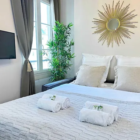 1579 - Eiffel Tower Gem, Stylish & Unique Apartment *