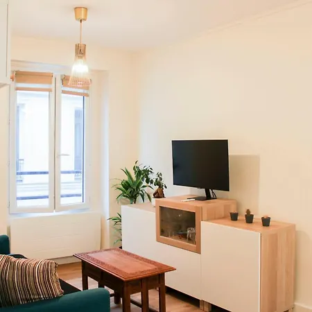 Bright With Balcony Quiet Location