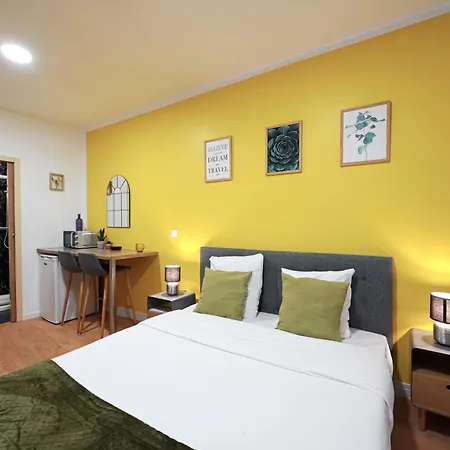 Modern Bright And Fully Renovated *