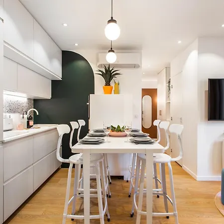 Stunning - 2br-6p - Center Apartment