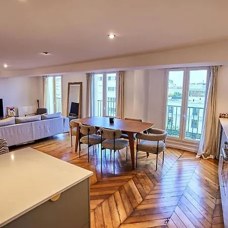 Magnifique Appartement, Vue Grand Rex Апартаменты *
