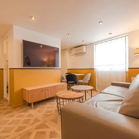 Cosy Flats- Notre Dame Apartment *