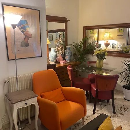 10e Apartment