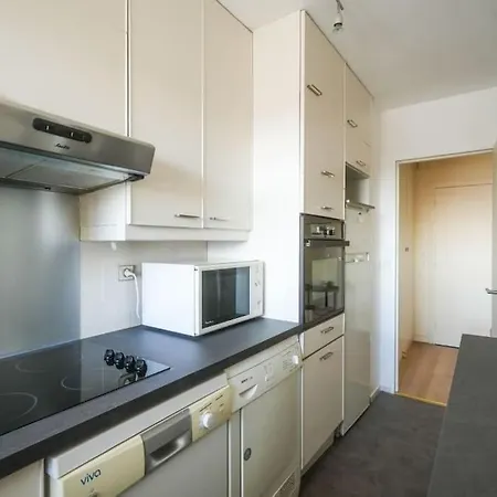 Beautifully Designed 1br With King Size Bed Appartement *