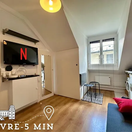 Pyramide & Louvre Apartment *