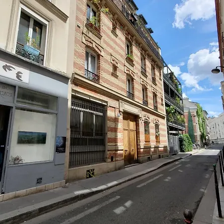 A 20eme Avec Un Petit Jardin * Parigi