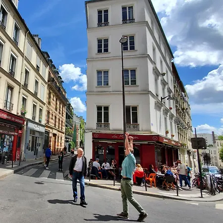 A 20eme Avec Un Petit Jardin Parigi