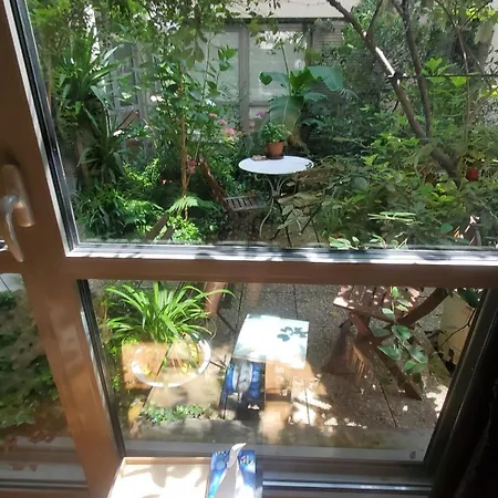 A 20eme Avec Un Petit Jardin Bed & Breakfast
