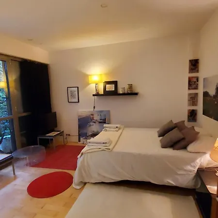 Bed & Breakfast A 20eme Avec Un Petit Jardin Parigi