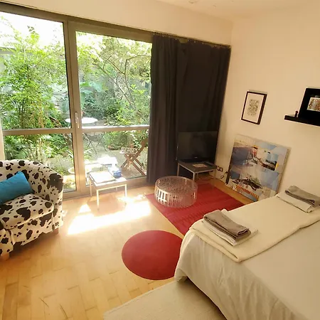 A 20eme Avec Un Petit Jardin Parigi