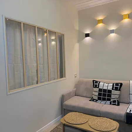 Charming Getaway In Le Marais - Oberkampf Working & Living * Parigi