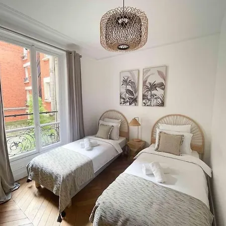 Charming 3 Bedroom Haussmannien In 17th 아파트 *