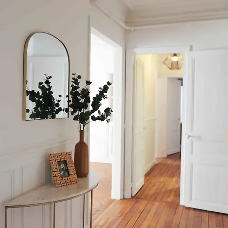 아파트 Charming 3 Bedroom Haussmannien In 17th 파리