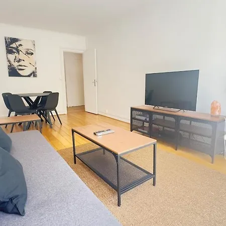 Cosy Two Bedroom Near The Eiffel Tower