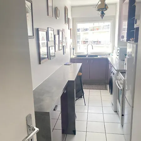 De 47m Avec Petit Balcon Et Vue Degagee Parijs