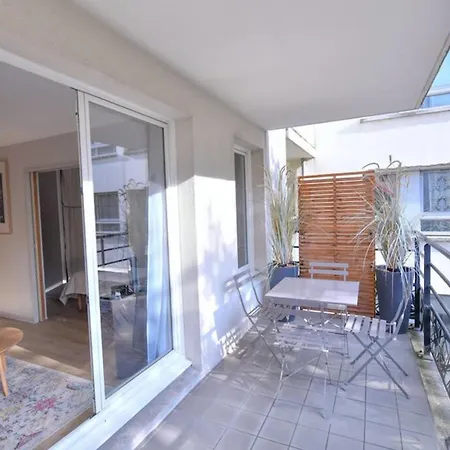 Cosy With Balcony Near Buttes Chaumont