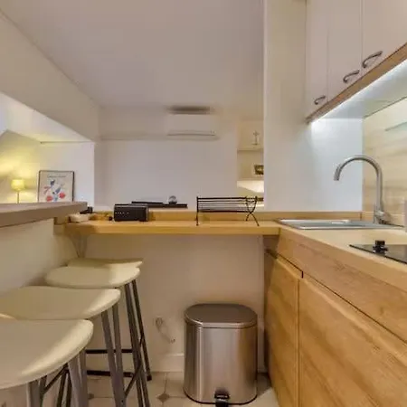 Before Making A Request Read My Profil Host At Bottom Of Page # Small Nest Under Rooftops - Heart Of Apartman Párizs