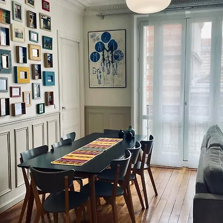 Stylish Parisian Montmartre 2br Париж