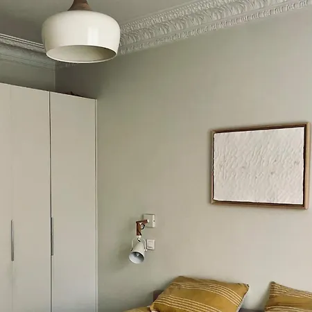 Stylish Parisian Montmartre 2br Апартаменты