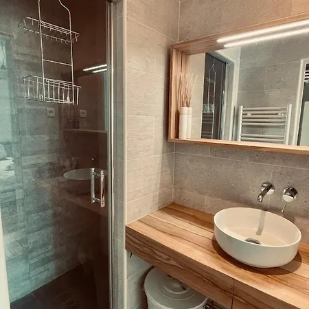 Stylish Parisian Montmartre 2br Париж