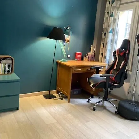 Large Flat In Montmartre With Terrace Parijs