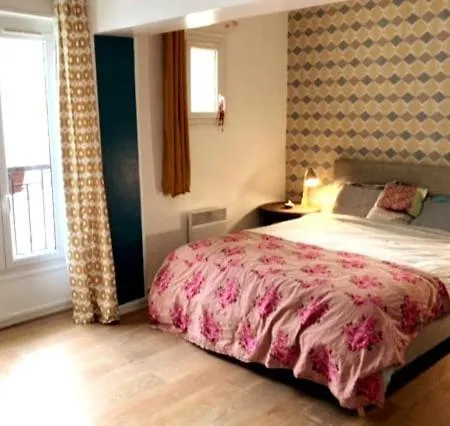 Appartement Large Flat In Montmartre With Terrace Parijs